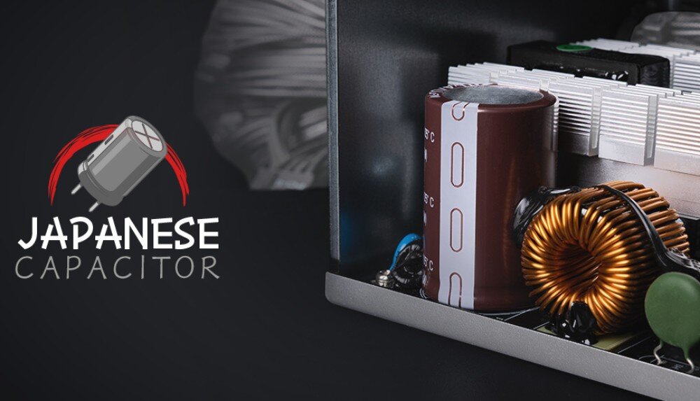 Zasilacz GENESIS Nihon Wnętrze zasilacza z widocznym dużym kondensatorem i miedzianą cewką oraz logo i napis 'JAPANESE CAPACITOR' po lewej stronie, komponenty, japońskie kondensatory