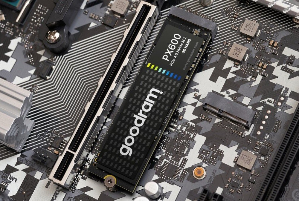 Na obrazie widoczna jest płyta główna z zamontowanym dyskiem SSD marki goodram, model PX600. Na dysku widnieje napis: \'PCIe 4.0 NVMe M.2 3D NAND\'.