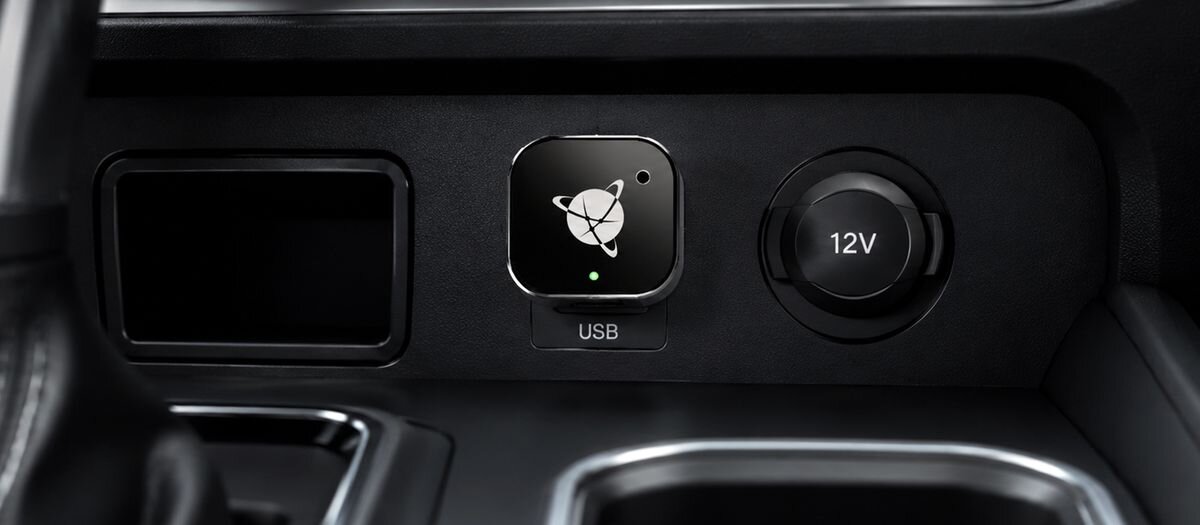 Adapter NAVITEL CPA5 plug-and-play portu USB-C krótką konfigurację z telefonem nawiązuje połączenie przy kolejnych uruchomieniach auta - podłączony do portu w samochodzie obok gniazda 12V