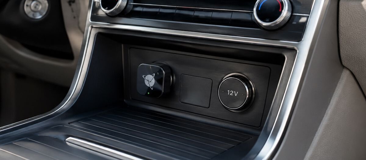 Adapter NAVITEL CPA5 Bezprzewodowe połączenie Apple CarPlay najważniejszych funkcji Android Auto odtwarzać muzykę, prowadzić rozmowy telefoniczne, korzystać z nawigacji obsługiwać kompatybilne aplikacje - zamontowany w porcie w konsoli środkowej samochodu