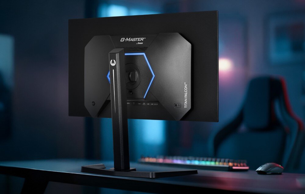 Monitor IIYAMA G-Master Titan Falcon GOB2701QSC-B1 Tył obudowy monitora na biurku Z tyłu widoczne geometryczne wycięcia, podświetlenie w kształcie sześciokąta oraz pionowa noga ze stabilną podstawą