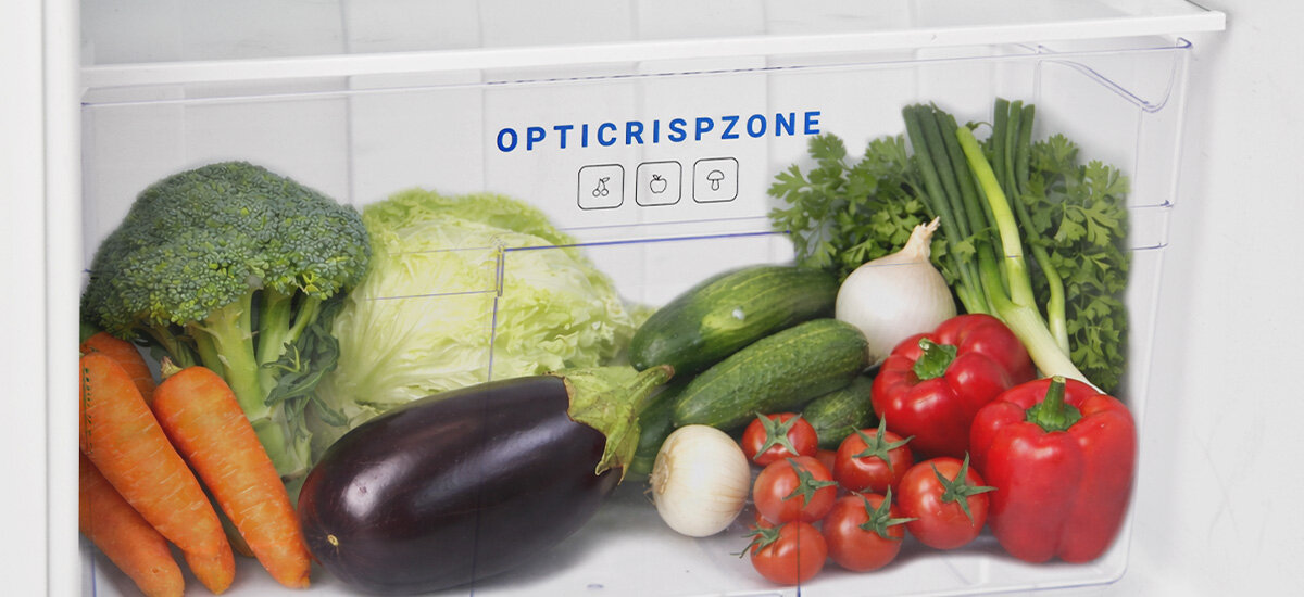 LODÓWKA DAEWOO CUS0130EWMA0-EU Szuflada OptiCrispZone wypełniona świeżymi warzywami. Przeznaczona do przechowywania owoców i warzyw OptiCrispZone szuflada na warzywa i owoce organizacja żywności świeże produkty