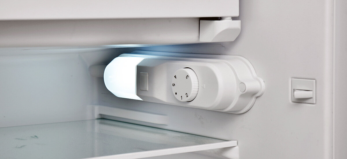 LODÓWKA DAEWOO CUS0130EWMA0-EUWnętrze lodówki z pokrętłem do regulacji temperatury i oświetleniem LED. Proste sterowanie umożliwia dostosowanie warunków chłodzenia oświetlenie LED mechaniczne sterowanie regulacja temperatury łatwa obsługa