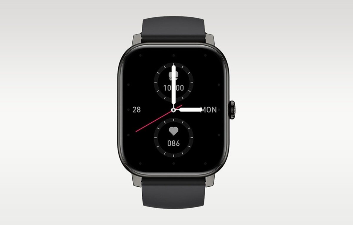Smartwatch z prostokątnym wyświetlaczem, czarnym paskiem i tarczą zegarka pokazującą czas, datę oraz liczbę kroków i tętno. Na ekranie widoczne są wskazówki zegara, liczba \'10000\', serce z liczbą \'086\', data \'28\' i dzień \'MON\'.