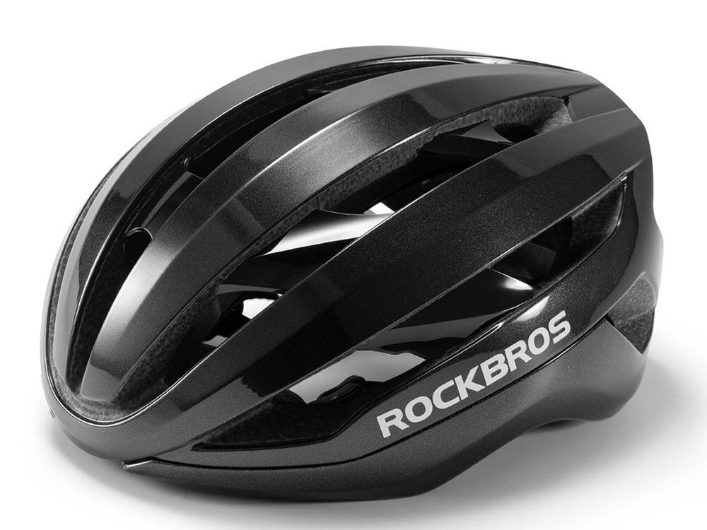 Czarny kask rowerowy z napisem ROCKBROS, posiadający aerodynamiczny kształt i otwory wentylacyjne.