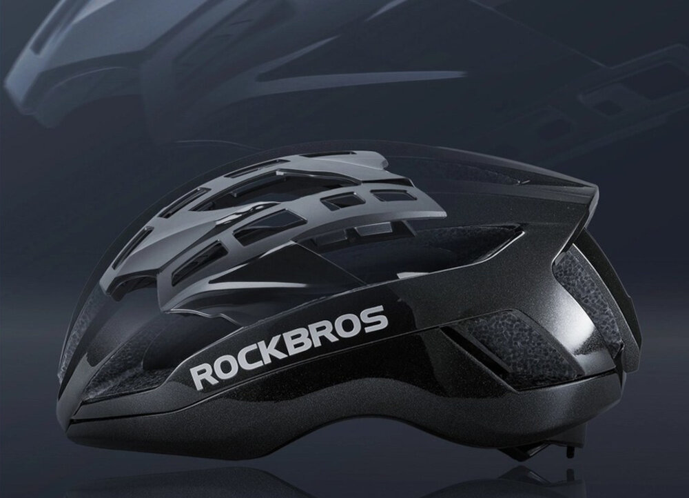 Czarny kask rowerowy z napisem ROCKBROS, posiada liczne otwory wentylacyjne. Kask ma nowoczesny, aerodynamiczny kształt.