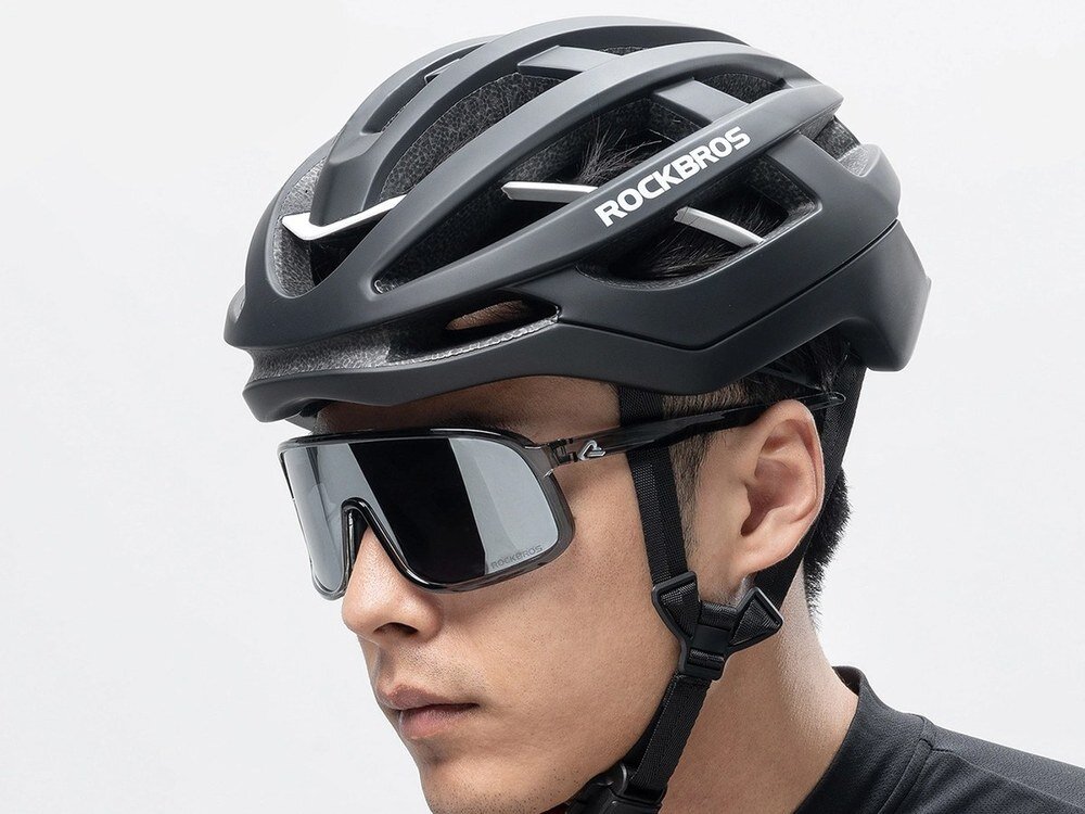 Czarny matowy kask Rockbros HC-58BK-M na głowie mężczyzny, ujęcie z przodu, na białym tle studyjnym.