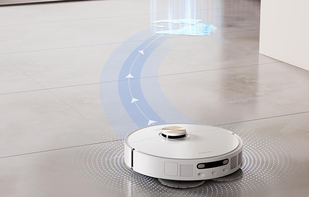 Na podłodze znajduje się biały robot sprzątający z okrągłym korpusem, emitujący niebieskie linie symbolizujące jego trasę i działanie. W tle widoczna jest powierzchnia podłogi z efektem czystości.
