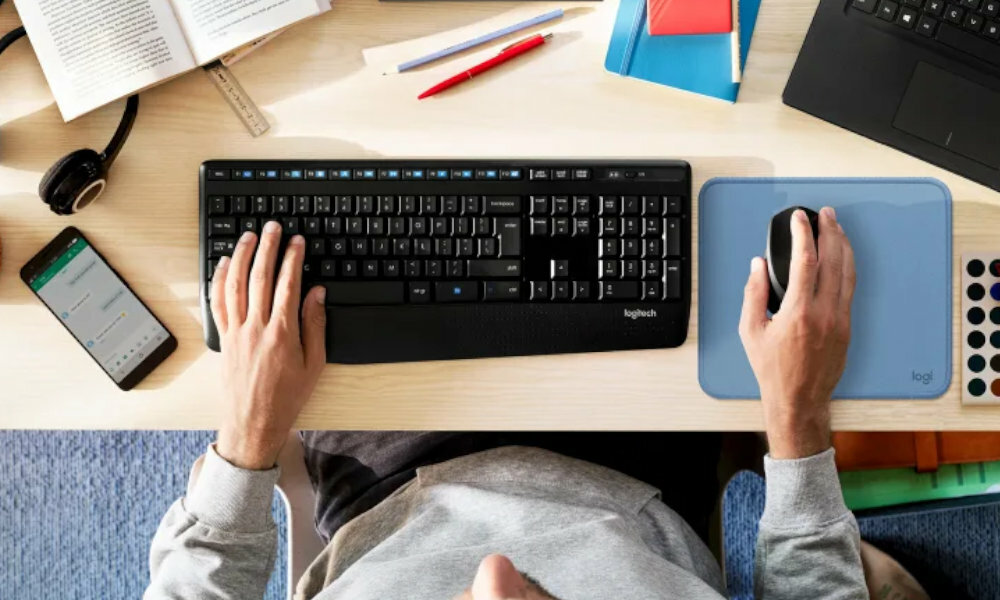 LOGITECH B330 desk