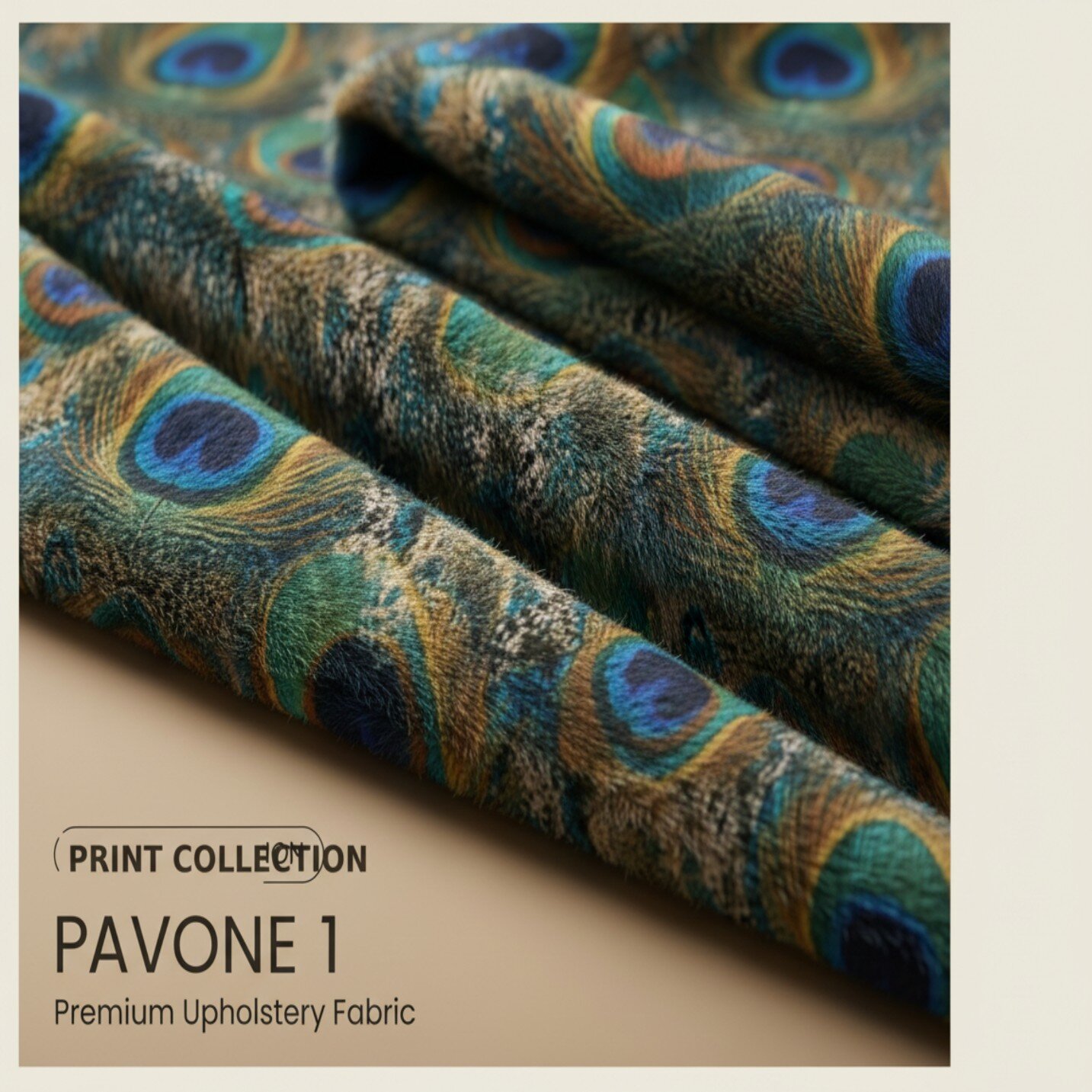 Tkanina obiciowa z wzorem przypominającym pawie pióra w odcieniach zieleni, niebieskiego i brązu. Tekst na obrazie: \'PRINT COLLECTION PAVONE 1 Premium Upholstery Fabric\'.