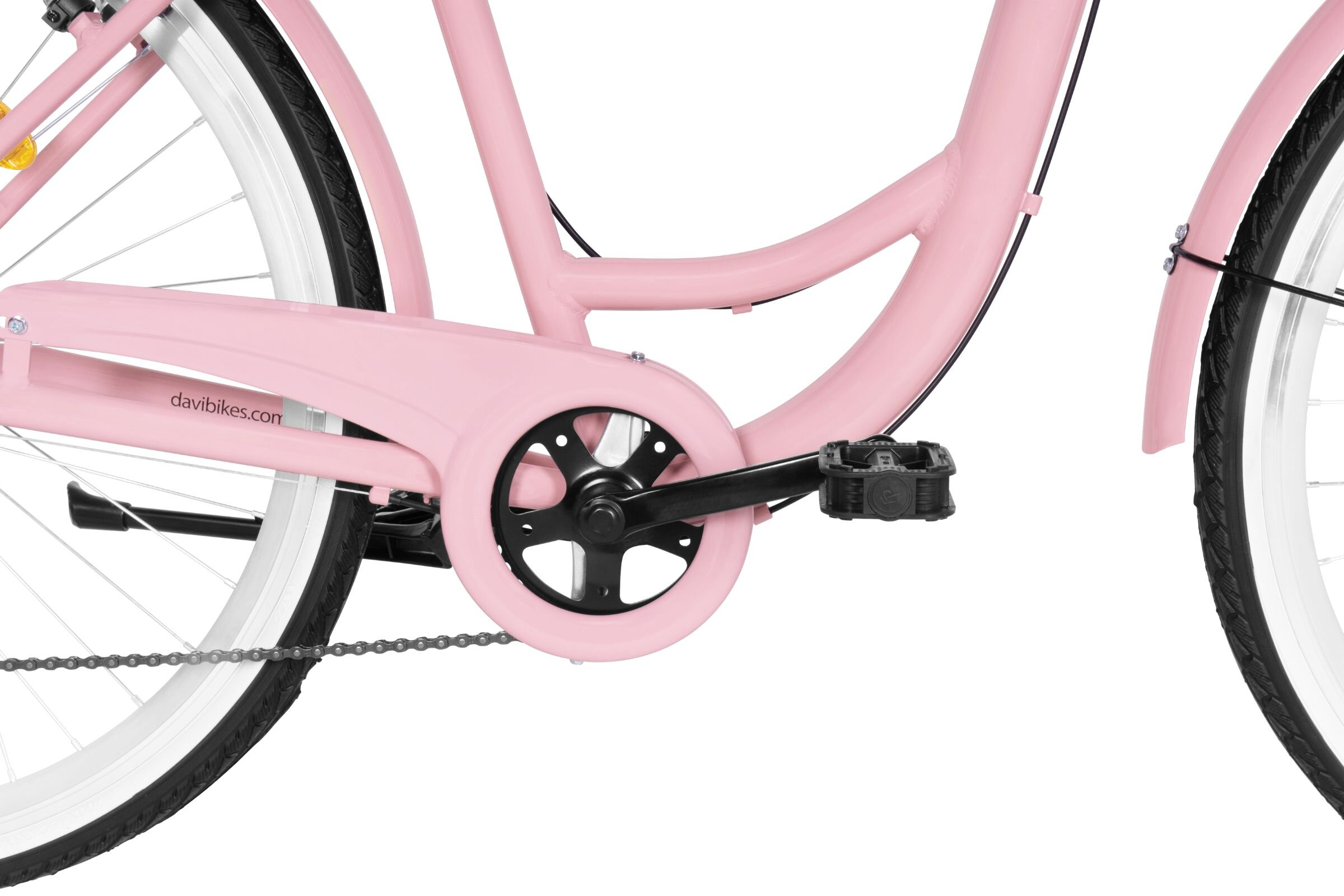 Różowy rower miejski z aluminiową ramą i osłoną łańcucha. Na ramie widoczny jest napis \'davibikes.com\'.