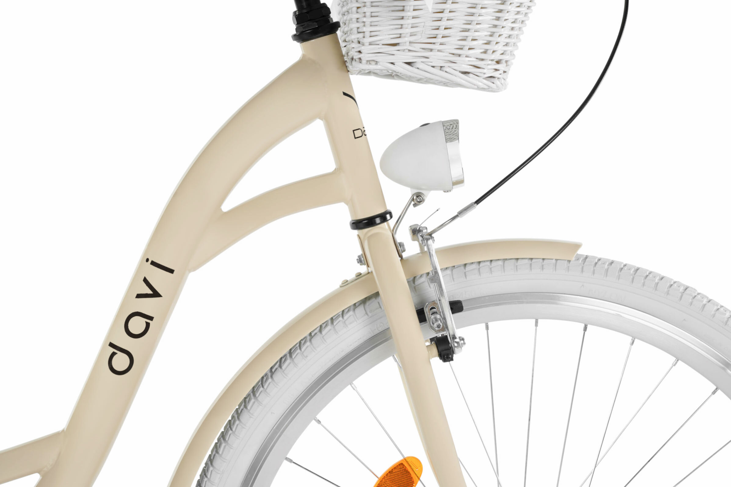 Na obrazie widoczny jest fragment beżowego roweru z napisem \'davi\' na ramie. Rower posiada biały koszyk z przodu oraz białe opony z odblaskiem na szprychach.
