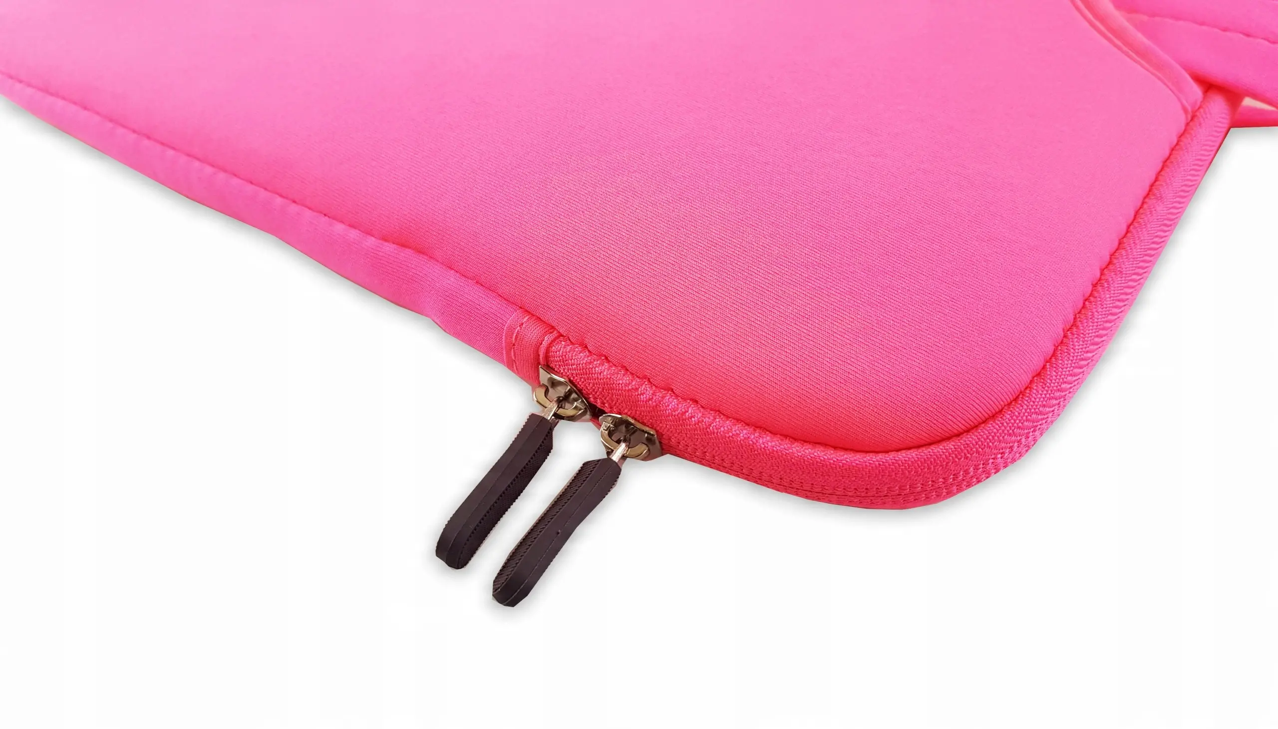 Różowe etui na laptopa z dwoma czarnymi suwakami. Materiał jest gładki i jednolity w kolorze hot pink.