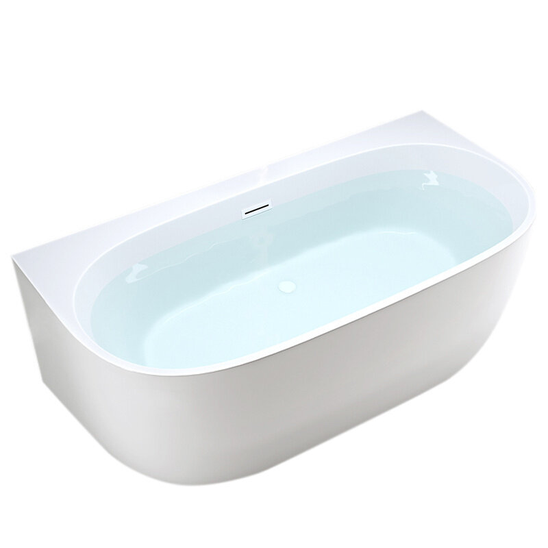 Na obrazie widoczna jest biała, owalna wanna wolnostojąca z wodą, z złotym odpływem i przelewem. Wanna ma gładką powierzchnię i minimalistyczny design.