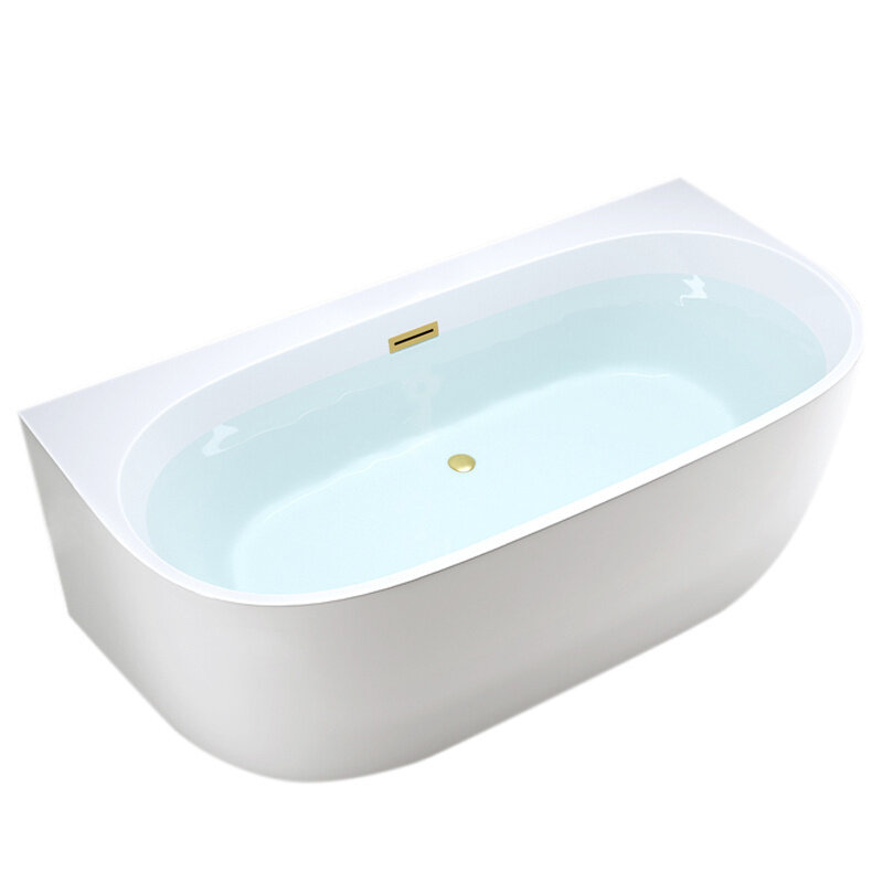 Na obrazie widoczna jest biała, owalna wanna wolnostojąca z wodą, z złotym odpływem i przelewem. Wanna ma gładką powierzchnię i minimalistyczny design.
