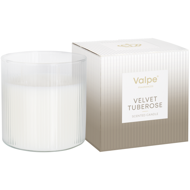 Świeca zapachowa w prążkowanym szkle obok pudełka z napisem \'Valpe VELVET TUBEROSE SCENTED CANDLE\'.