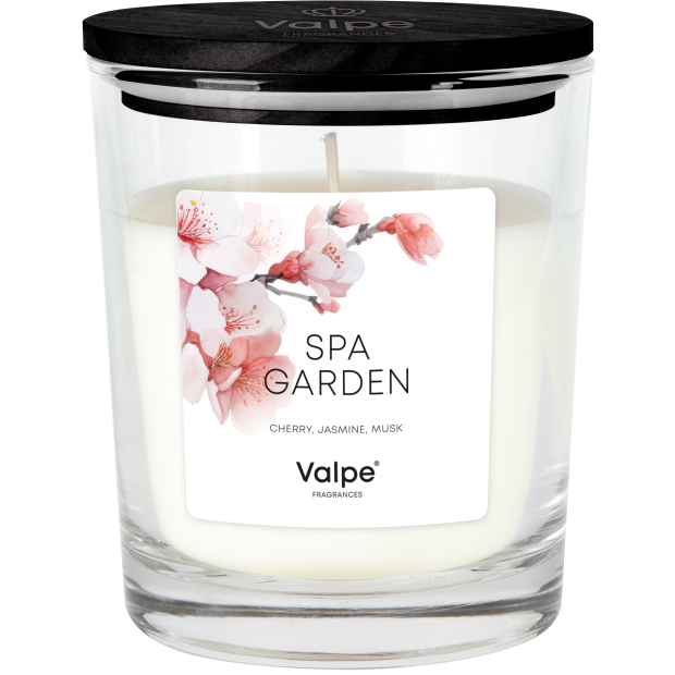 Świeca zapachowa w szklanym pojemniku z czarnym wieczkiem, na etykiecie widoczne są kwiaty oraz napisy: \'SPA GARDEN\', \'CHERRY, JASMINE, MUSK\', \'Valpe FRAGRANCES\'.
