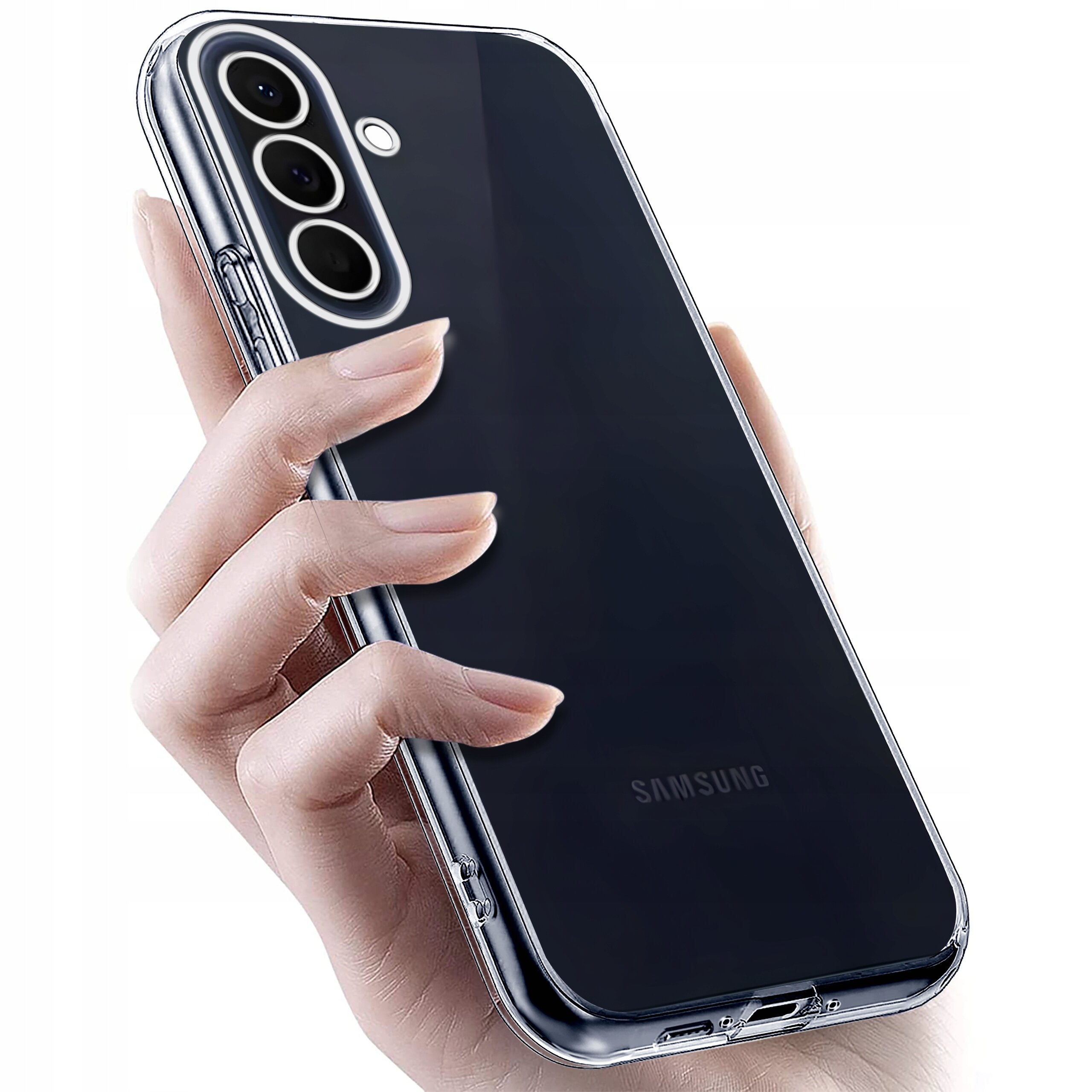 Osoba trzyma przezroczyste etui na telefon, które jest założone na ciemnym smartfonie z trzema widocznymi obiektywami aparatu. Na telefonie widoczne jest logo \'SAMSUNG\'.