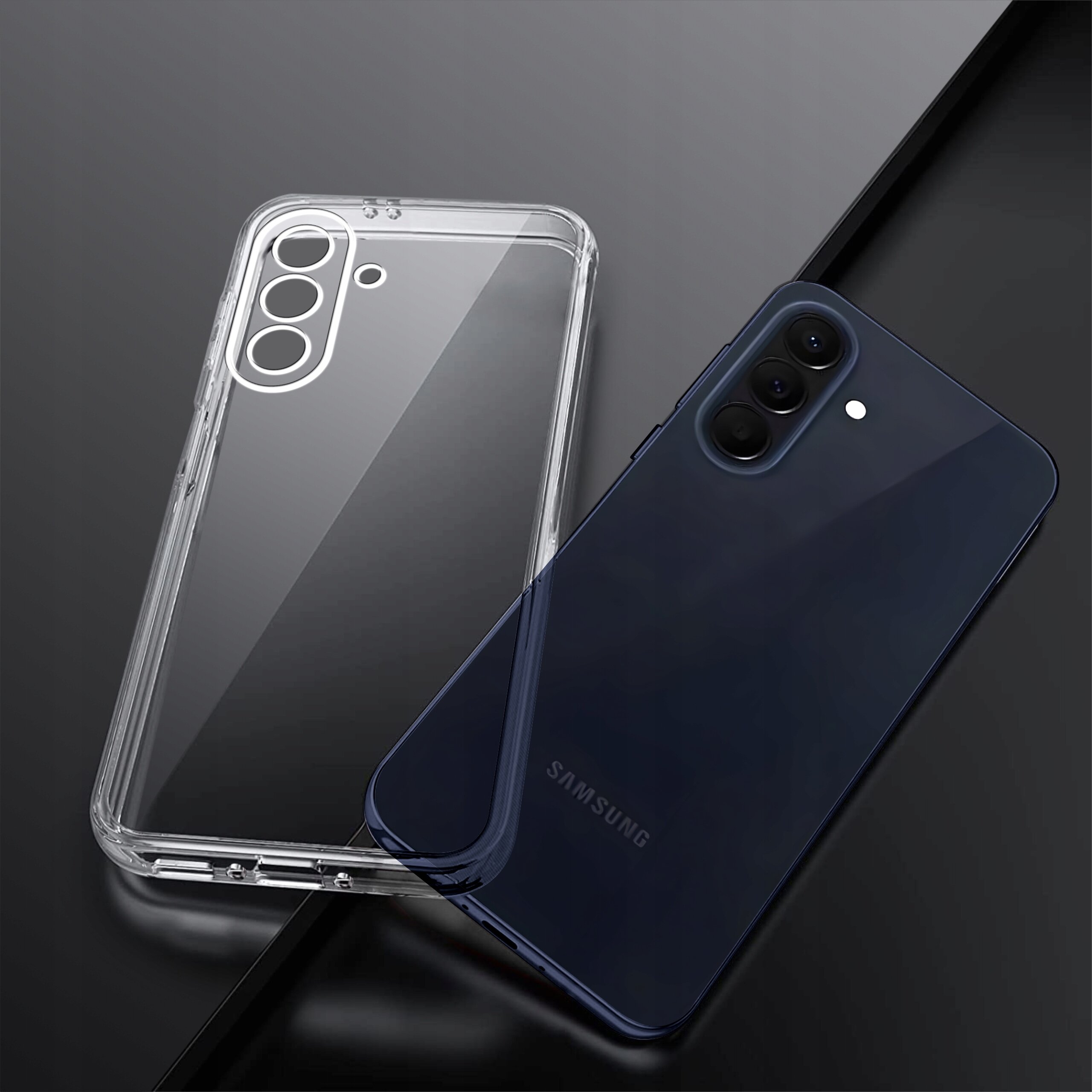 Na obrazie widać przezroczyste etui oraz ciemny telefon z trzema obiektywami aparatu i napisem \'SAMSUNG\'. Etui jest wzmacniane i ma wycięcia na aparat oraz przyciski.