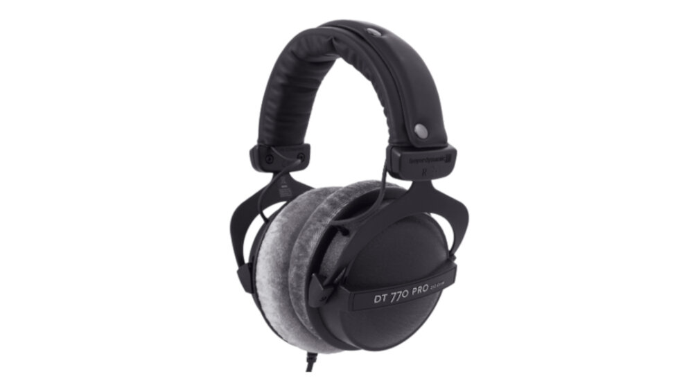 Czarne słuchawki nauszne z szarymi poduszkami, na jednej z muszli widoczny napis \'DT 770 PRO\'.