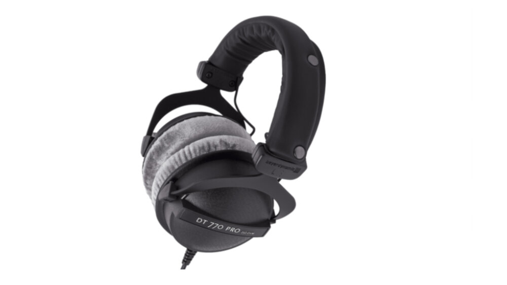 Czarne słuchawki nauszne z miękkimi, szarymi nausznikami i pałąkiem pokrytym materiałem. Na jednej z muszli widoczny jest napis \'DT 770 PRO 250 OHM\'.
