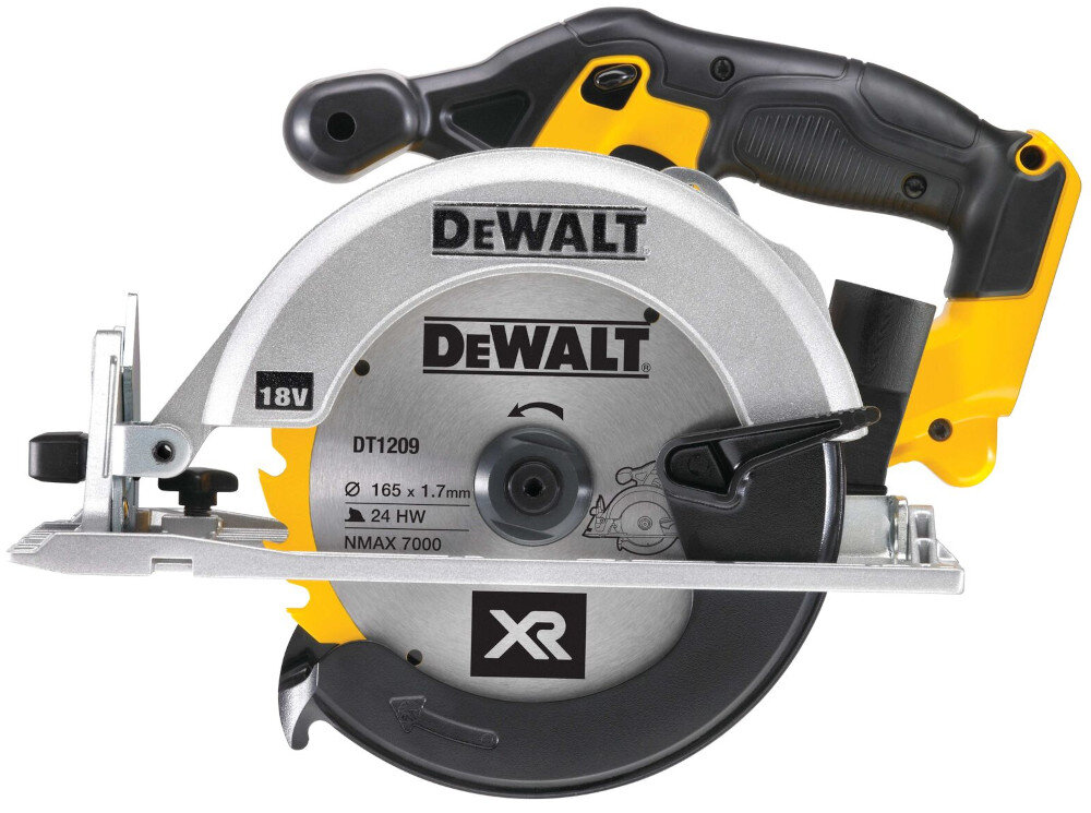 Na zdjęciu znajduje się piła tarczowa marki DEWALT z widocznym logo. Na tarczy widnieją napisy: \'DT1209\', \'165 x 1.7 mm\', \'24 HW\', \'NMAX 7000\' oraz \'XR\'.