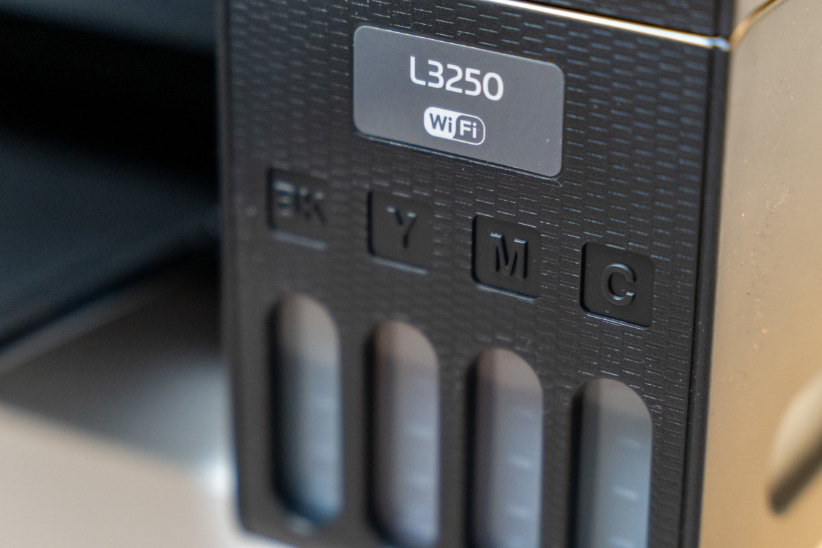 Zbliżenie na panel urządzenia z oznaczeniami L3250 i WiFi oraz przyciskami oznaczonymi literami BK, Y, M, C.