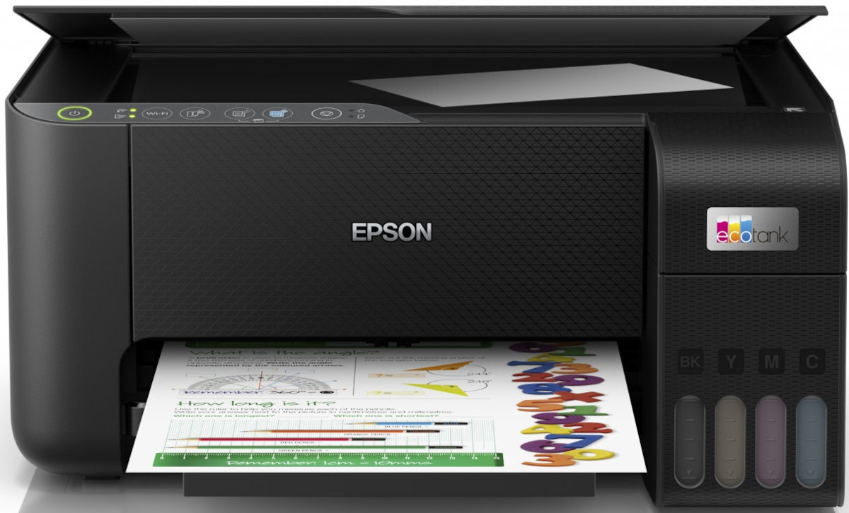 Czarne urządzenie wielofunkcyjne z logo \'EPSON\' na przodzie, drukujące kolorowy dokument. Obok znajduje się panel z oznaczeniami tuszy BK, Y, M, C oraz logo \'ecotank\'.