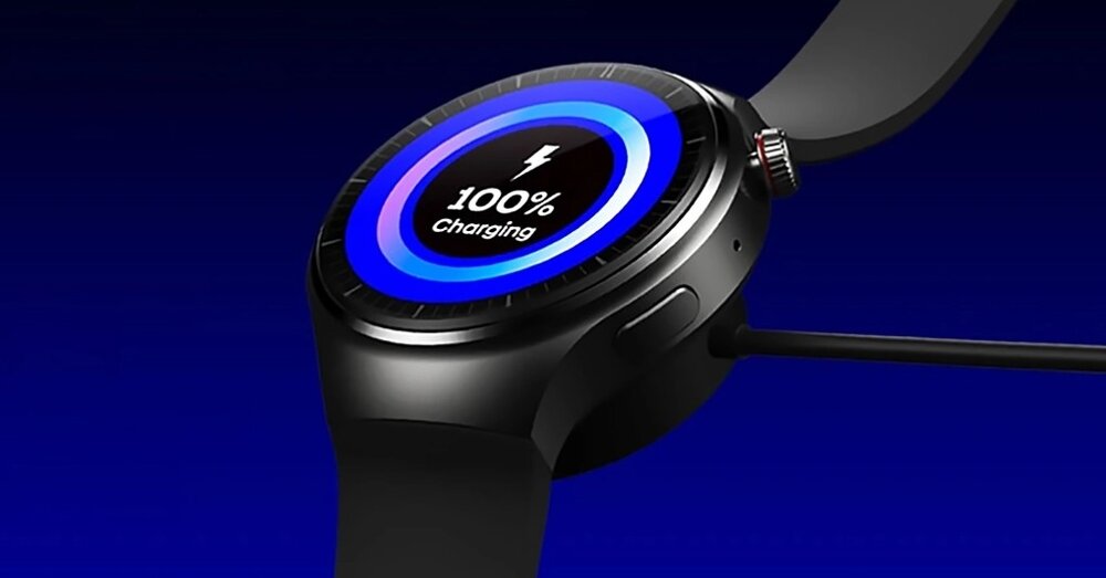 Smartwatch z okrągłym wyświetlaczem pokazuje 100% naładowania z napisem \'Charging\'. Urządzenie ma czarną obudowę i pasek, a w tle widoczny jest ciemnoniebieski gradient.