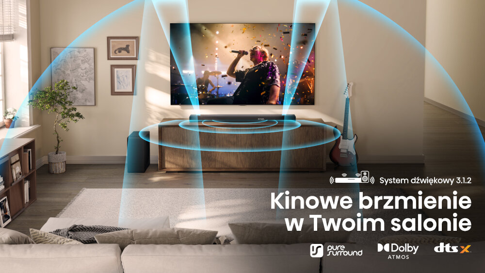 W salonie znajduje się telewizor z wyświetlanym koncertem, a przed nim soundbar. Na obrazie widnieje tekst: \'System dźwiękowy 3.1.2 Kinowe brzmienie w Twoim salonie\' oraz loga: pure surround, Dolby Atmos, dts:X.