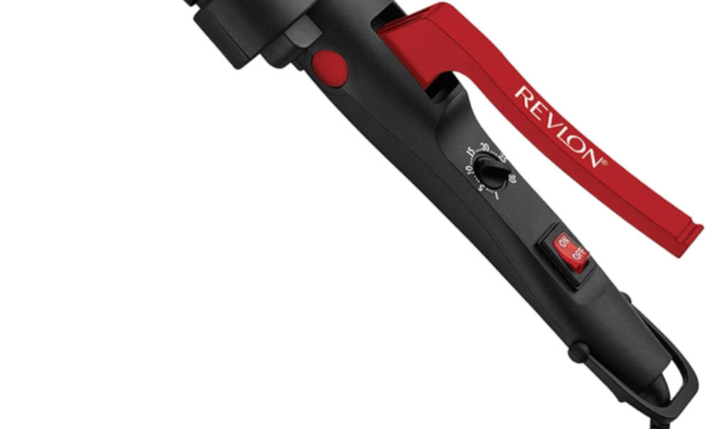 Czarna falownica z czerwonym uchwytem i logo \'REVLON\'. Na urządzeniu widoczny jest przełącznik z oznaczeniem \'0\' i \'1\'.