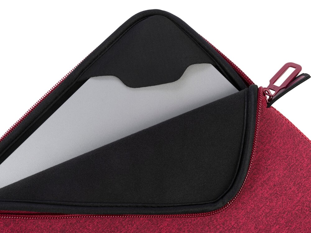 Burgundowe etui na laptopa z zamkiem błyskawicznym, częściowo otwarte, ukazujące wnętrze z czarną wyściółką i białym laptopem w środku.