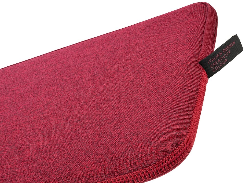 Burgundowe etui na laptopa z widocznym zamkiem błyskawicznym i metką z napisem \'ITALIAN DESIGN CREATIVITY COLOUR\'.