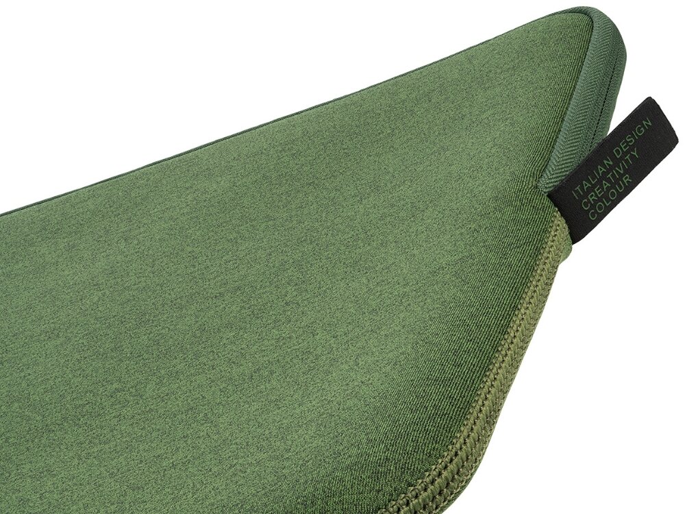 Zielone etui na laptopa z widocznym zamkiem błyskawicznym i metką z napisem \'ITALIAN DESIGN CREATIVITY COLOUR\'.