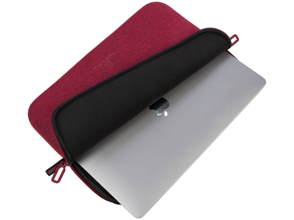 Burgundowe etui na laptopa z czarnym wnętrzem, częściowo otwarte, z widocznym laptopem w środku. Na etui widoczne jest logo \'TUCANO\'.