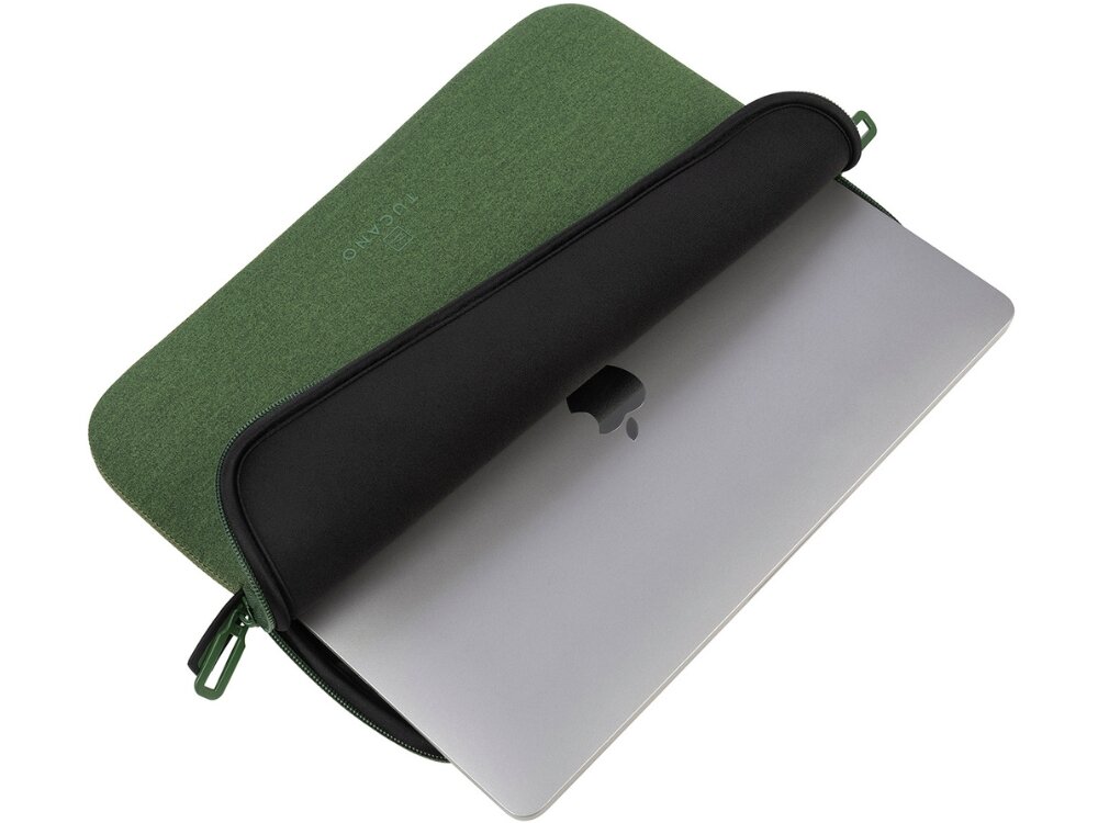 Zielone etui na laptopa z czarnym wnętrzem, częściowo otwarte, z widocznym srebrnym laptopem z logo w kształcie jabłka. Na etui widoczny jest napis \'TUCANO\'.
