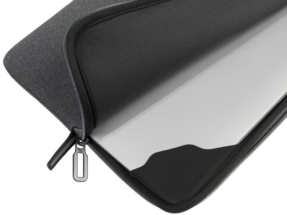 Czarne etui na laptopa z zamkiem błyskawicznym, częściowo otwarte, z widocznym wnętrzem i fragmentem laptopa.