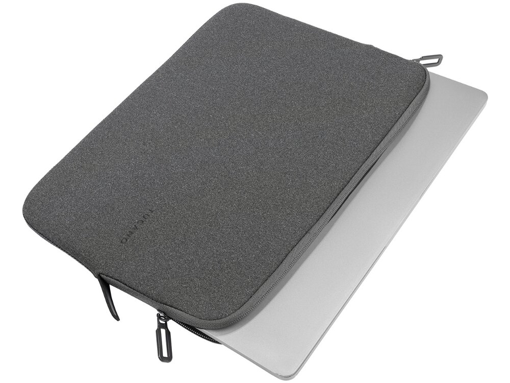Na obrazie widoczne jest czarne etui na laptopa z zamkiem błyskawicznym, z którego wystaje srebrny laptop. Na etui znajduje się napis \'TUCANO\'.