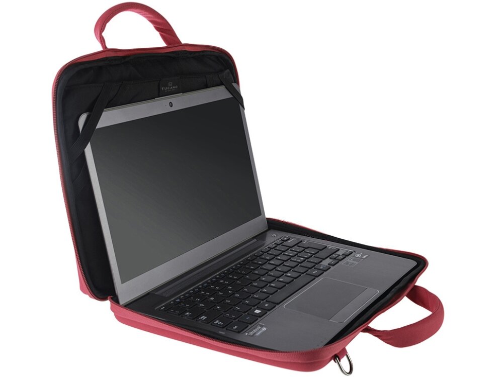 Czerwona torba na laptopa z otwartym laptopem w środku. Na wewnętrznej stronie torby widoczne jest logo \'TUCANO\'.