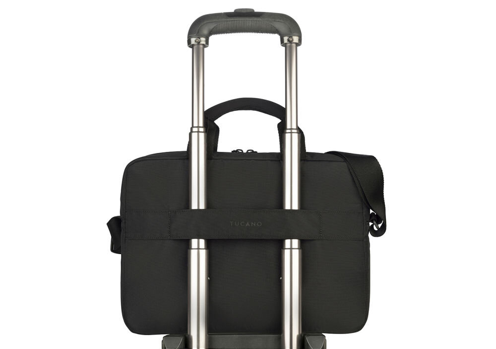 Czarna torba na laptopa przymocowana do rączki walizki na kółkach. Na torbie widoczne jest logo \'TUCANO\'.