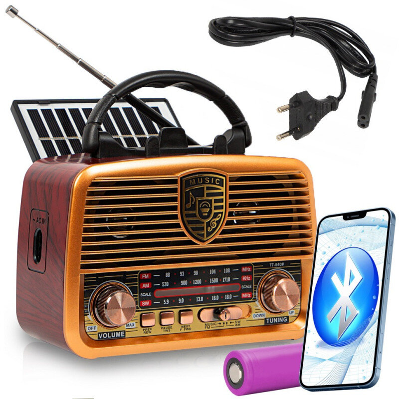 Na obrazie znajduje się przenośne radio z drewnianym wykończeniem, anteną i panelem solarnym, obok którego leży kabel zasilający, bateria oraz smartfon z ikoną Bluetooth. Na froncie radia widoczne są pokrętła i przyciski z oznaczeniami FM, AM, SW oraz logo z napisem \'MUSIC\'.