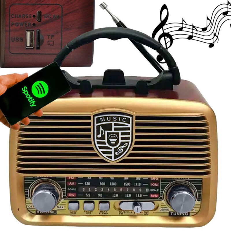 Przenośne radio w stylu retro z widocznym logo \'MUSIC\' na przedniej kratce. Obok radia znajduje się ręka trzymająca telefon z logo Spotify, a w tle widoczne są nuty muzyczne.