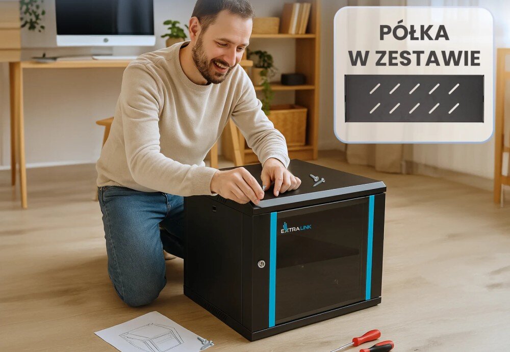 Osoba montuje czarną szafę RACK z niebieskimi akcentami, na której widnieje logo EXTRALINK. Obok znajduje się napis \'PÓŁKA W ZESTAWIE\' oraz rysunek półki.