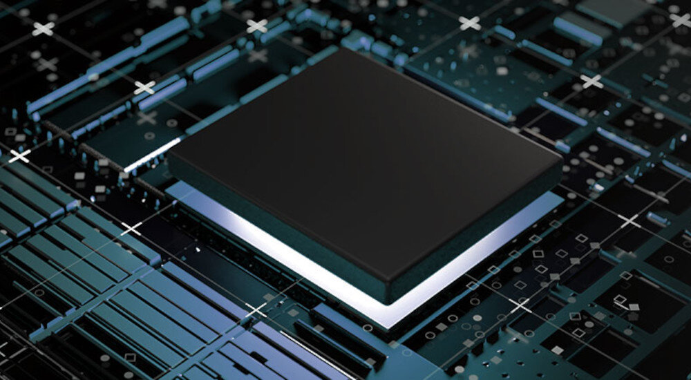 Obraz przedstawia zbliżenie na czarny, kwadratowy element elektroniczny umieszczony na płycie z widocznymi ścieżkami i wzorami. W tle widać różne geometryczne kształty i symbole, takie jak krzyżyki i kwadraty.