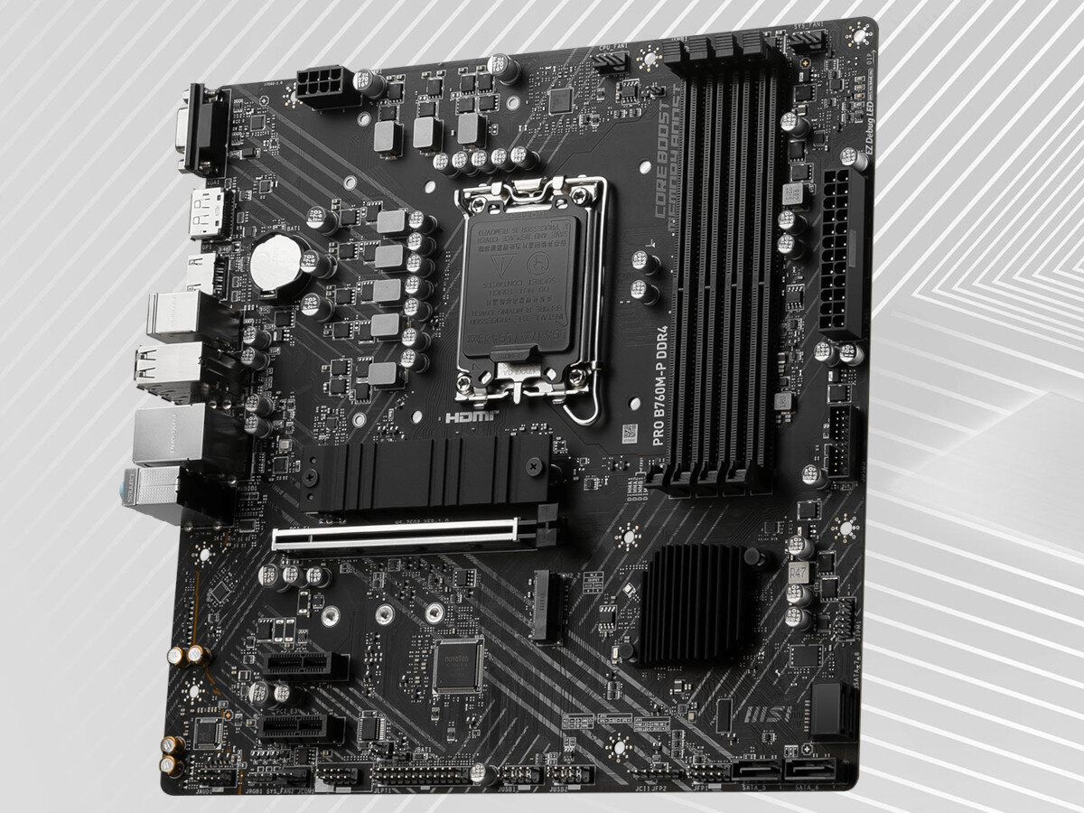 Na obrazie widoczna jest czarna płyta główna z różnymi komponentami elektronicznymi i złączami. Na płycie znajduje się napis \'PRO B760M-P DDR4\'.