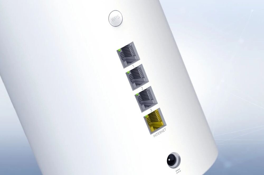 Biały router z trzema portami Ethernet oznaczonymi jako 1, 2 i INTERNET oraz przyciskiem WPS. Widoczny jest również port zasilania.