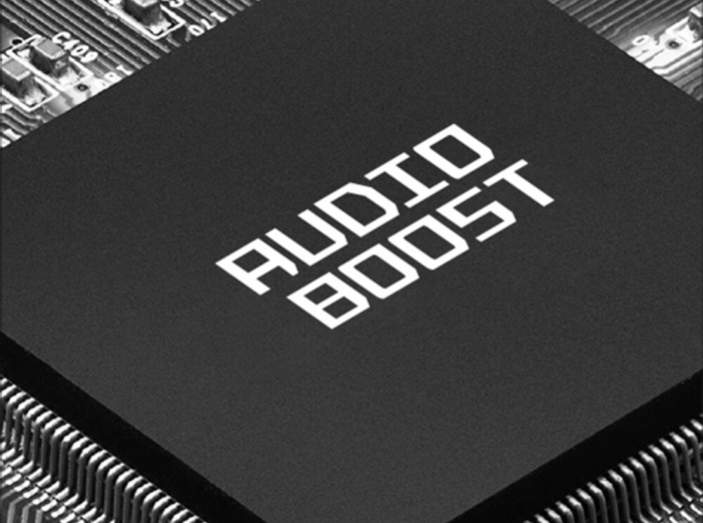 Na obrazie widoczny jest czarny układ scalony z białym napisem \'AUDIO BOOST\'.