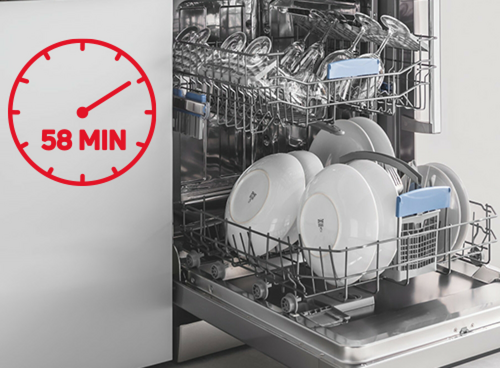 Otwarta zmywarka z widocznymi naczyniami w środku. Na obrazie znajduje się czerwony symbol zegara z napisem \'58 MIN\'.