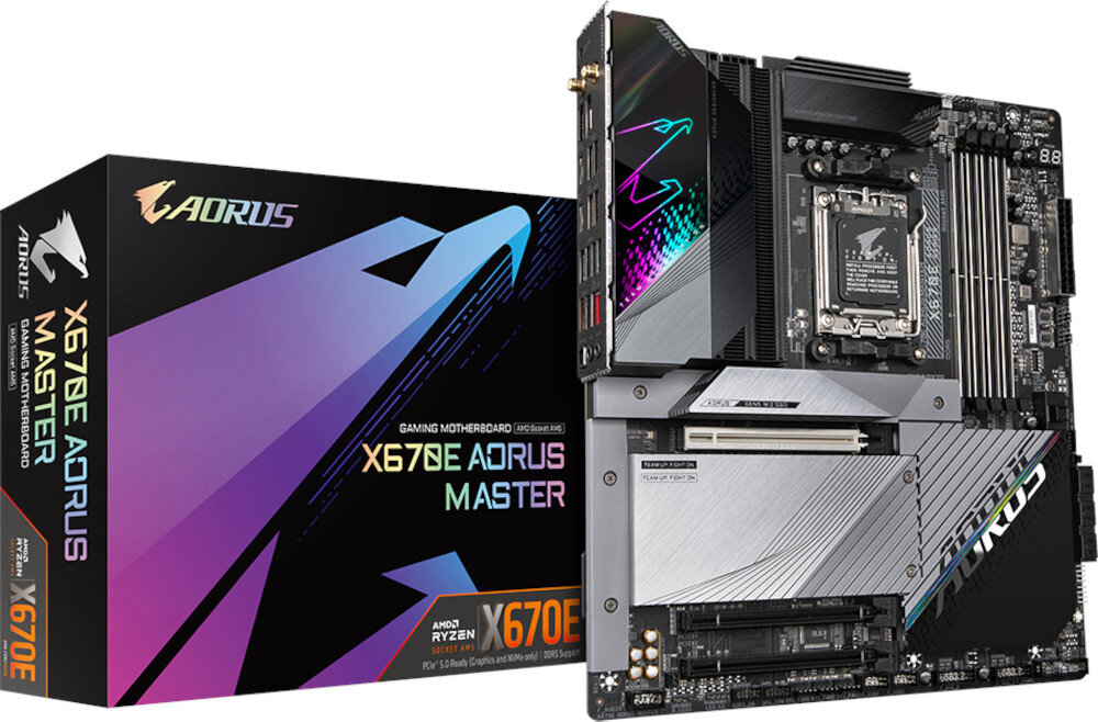 Na obrazie widoczna jest płyta główna oraz pudełko z napisem \'AORUS X670E AORUS MASTER\'. Płyta główna ma czarne i srebrne elementy z kolorowym logo, a na pudełku widnieje napis \'AMD RYZEN X670E\'.
