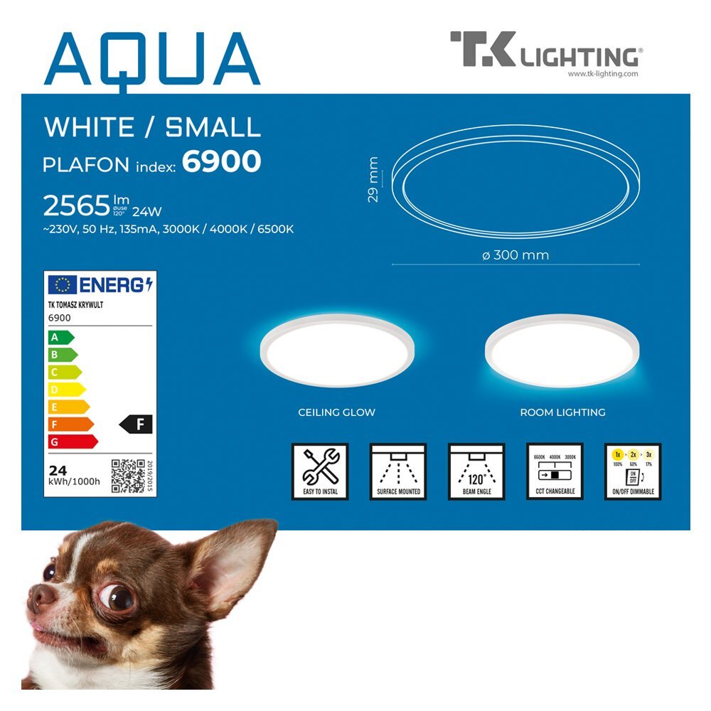 Obraz przedstawia niebieską grafikę reklamową plafonu LED TK Lighting AQUA 6900 z informacjami technicznymi, takimi jak moc 24W, strumień świetlny 2656 lm, trzy barwy światła 3000/4000/6500K oraz średnica 300 mm. W lewym dolnym rogu widoczny jest pies, a w prawym górnym logo TK Lighting.